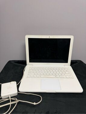 Apple MacBook White 13" 2009 Laptop